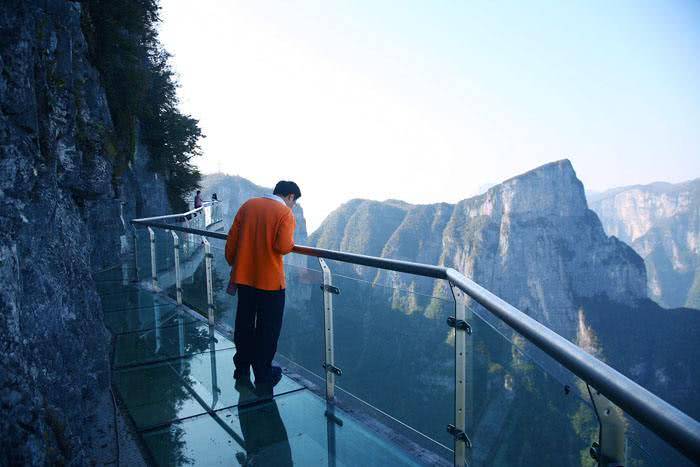 玻璃棧道驚魂事件揭秘，步步危機中的深厚友情