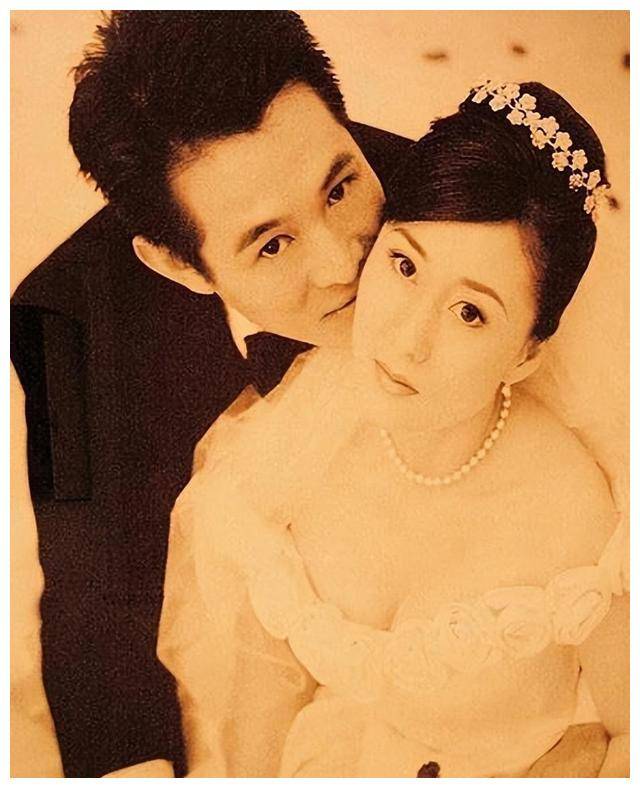 利智與李連杰最新照片，回顧特定領域時代地位，巨星風采依舊閃耀